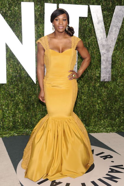 Serena Williams en robe moutarde