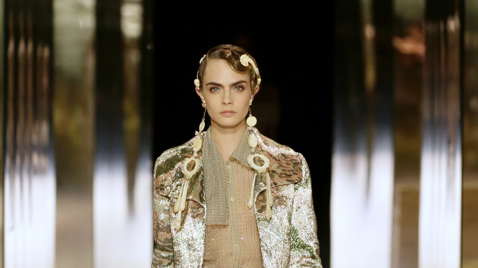 Look 10 par Cara Delevingne