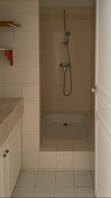 Avant&nbsp;: une salle d'eau terne et v&eacute;tuste