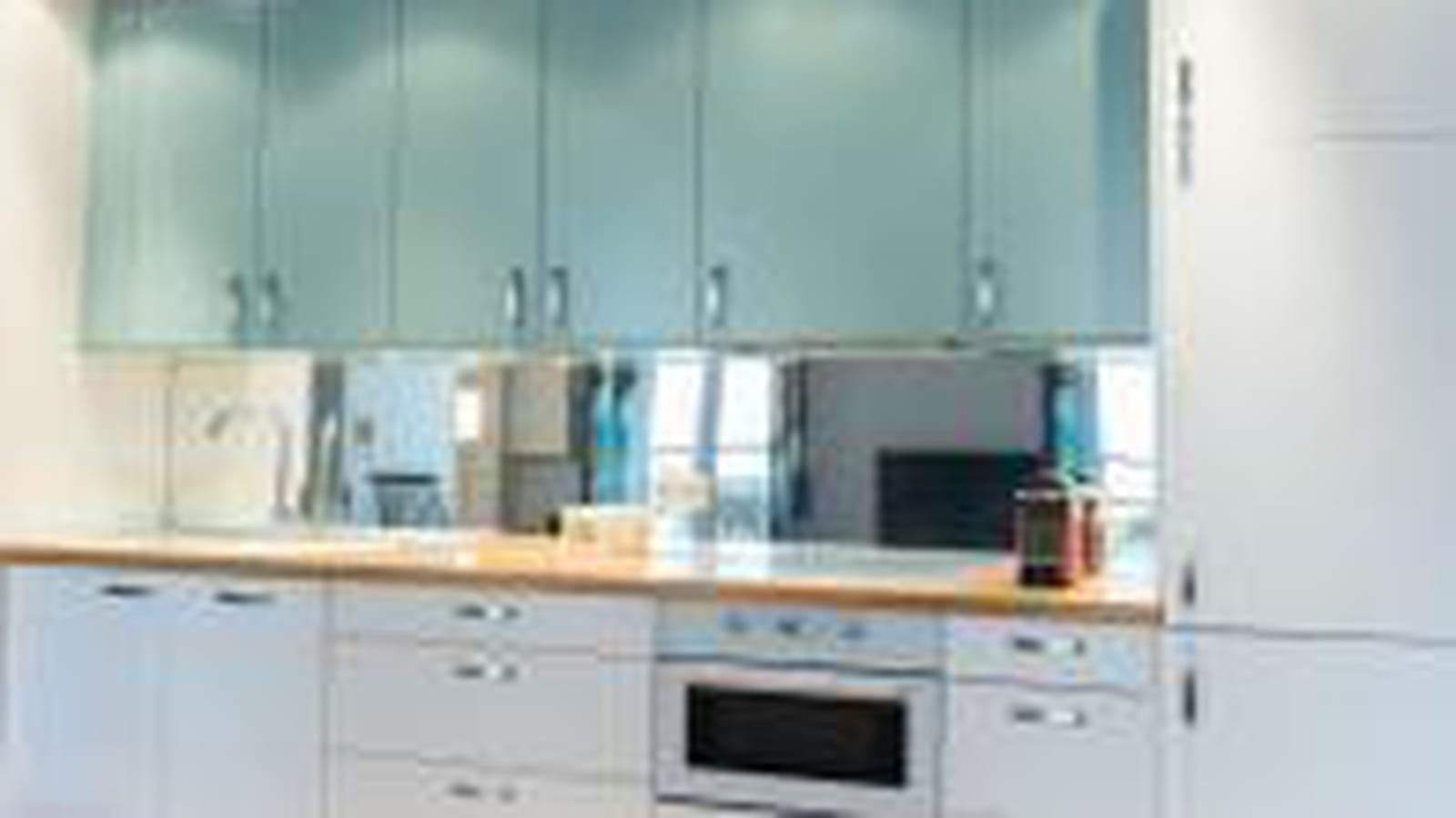 Cuisine IKEA bleue et blanche