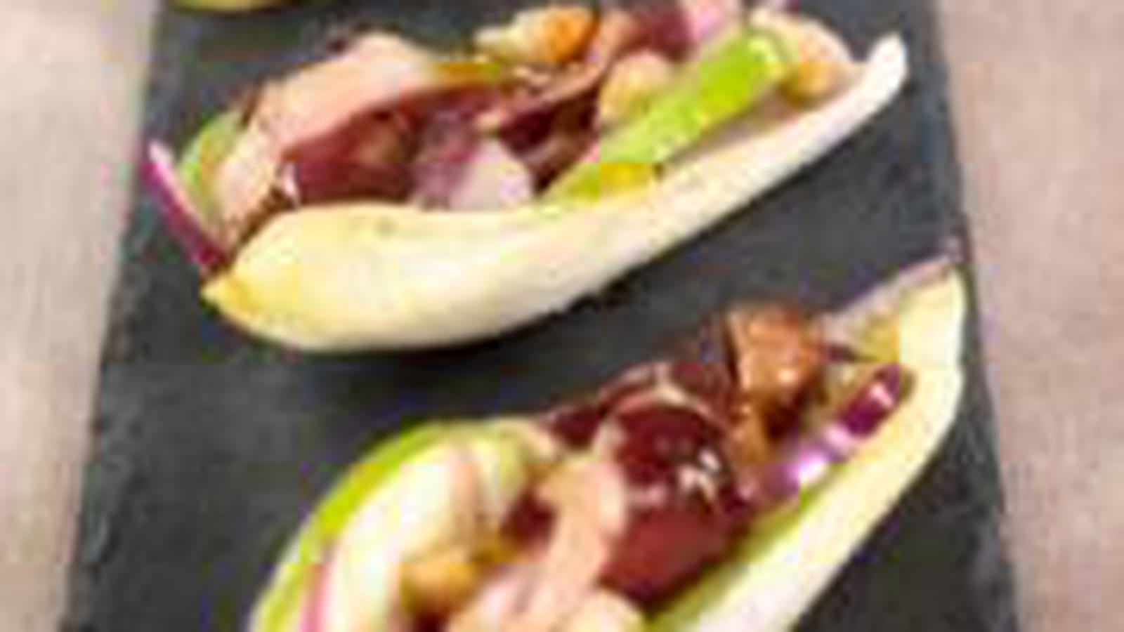 Barquettes d'endives, magret de canard, pommes et noisette