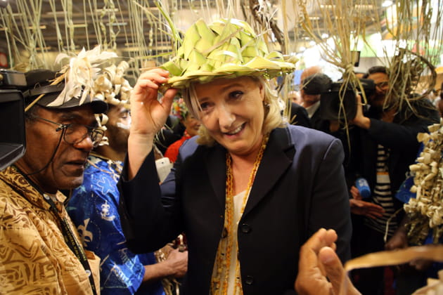 Marine Le Pen et son chapeau de paille au Salon de l'Agriculture