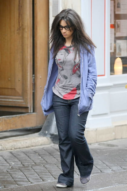 Cam&eacute;lia Jordana en T-shirt et gilet bleu