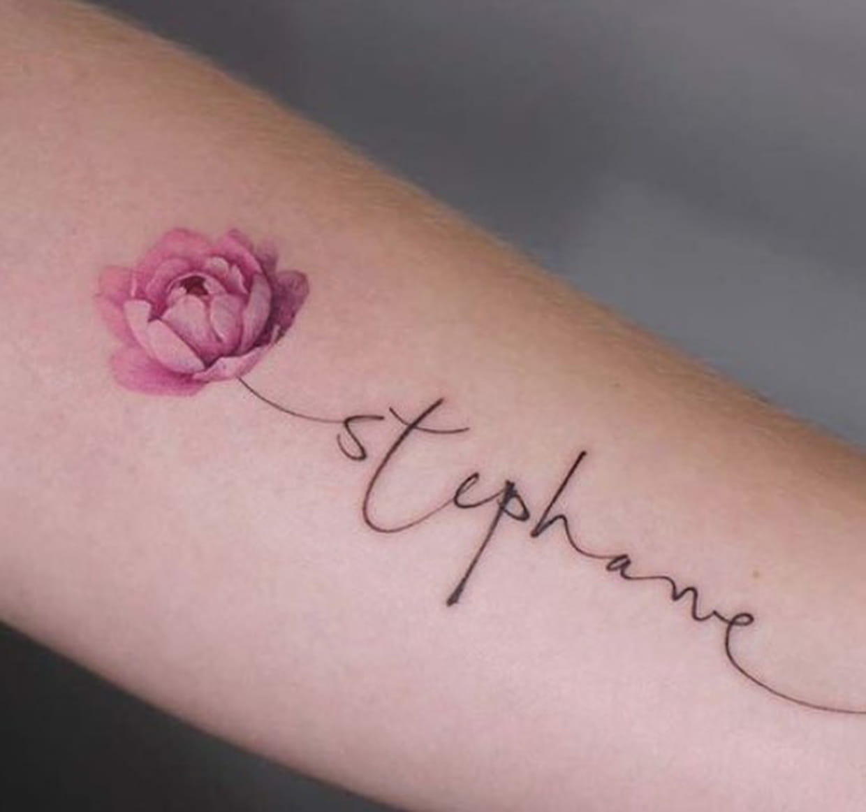 Tatouage Rose Avec Prenom Avant Bras Pivoine avec prénom sur l'avant-bras