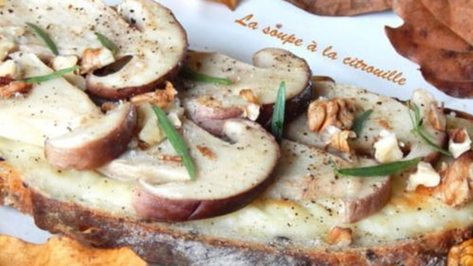 Tartines de cèpes au Chavignol, à l'estragon et aux noix