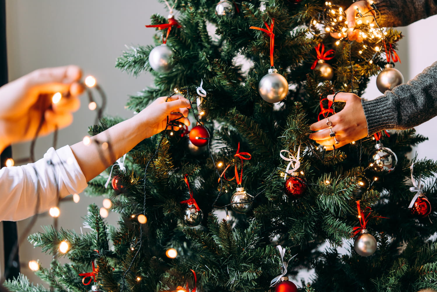 The 6 key steps to ensure you decorate a Christmas tree correctly