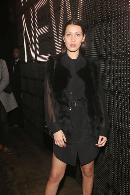 Bella Hadid en total look noir
