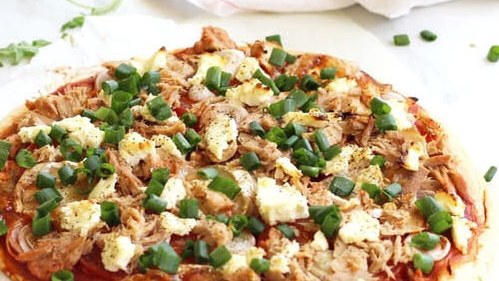 Pizza au thon, chèvre, oignon nouveau et tomate