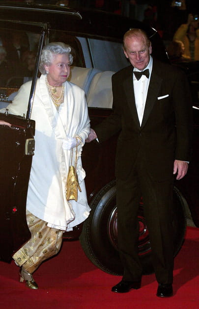 La reine Elizabeth II en robe imprimée et châle blanc