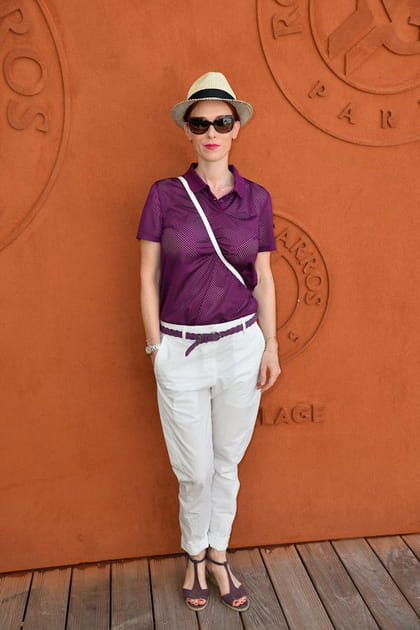 Audrey Fleurot en polo violet et jean blanc