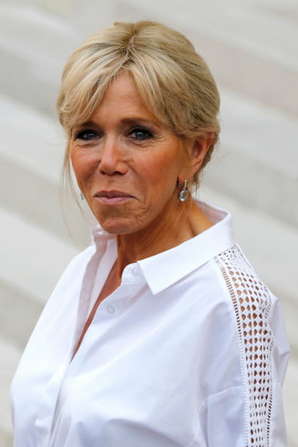 Brigitte Macron en chemise blanche &agrave; trous