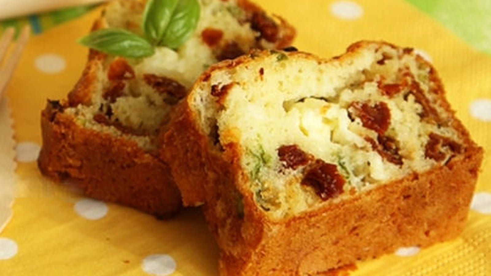 Cake aux tomates séchées, à la fêta et au basilic