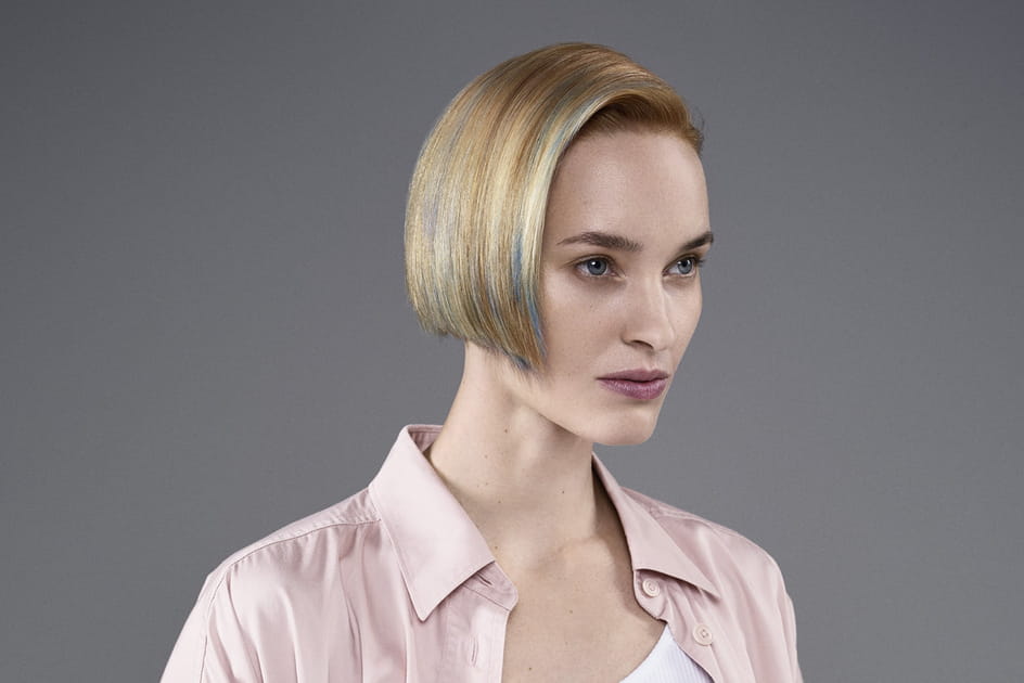 Le carr&eacute; court lisse avec des m&egrave;ches color&eacute;es