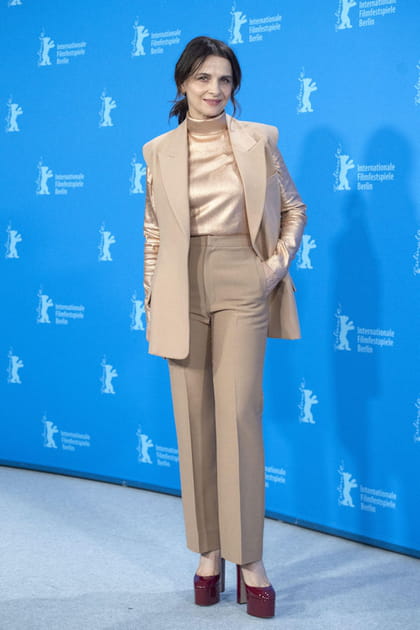 Juliette Binoche en tailleur sans manches et haut brillant à col montant