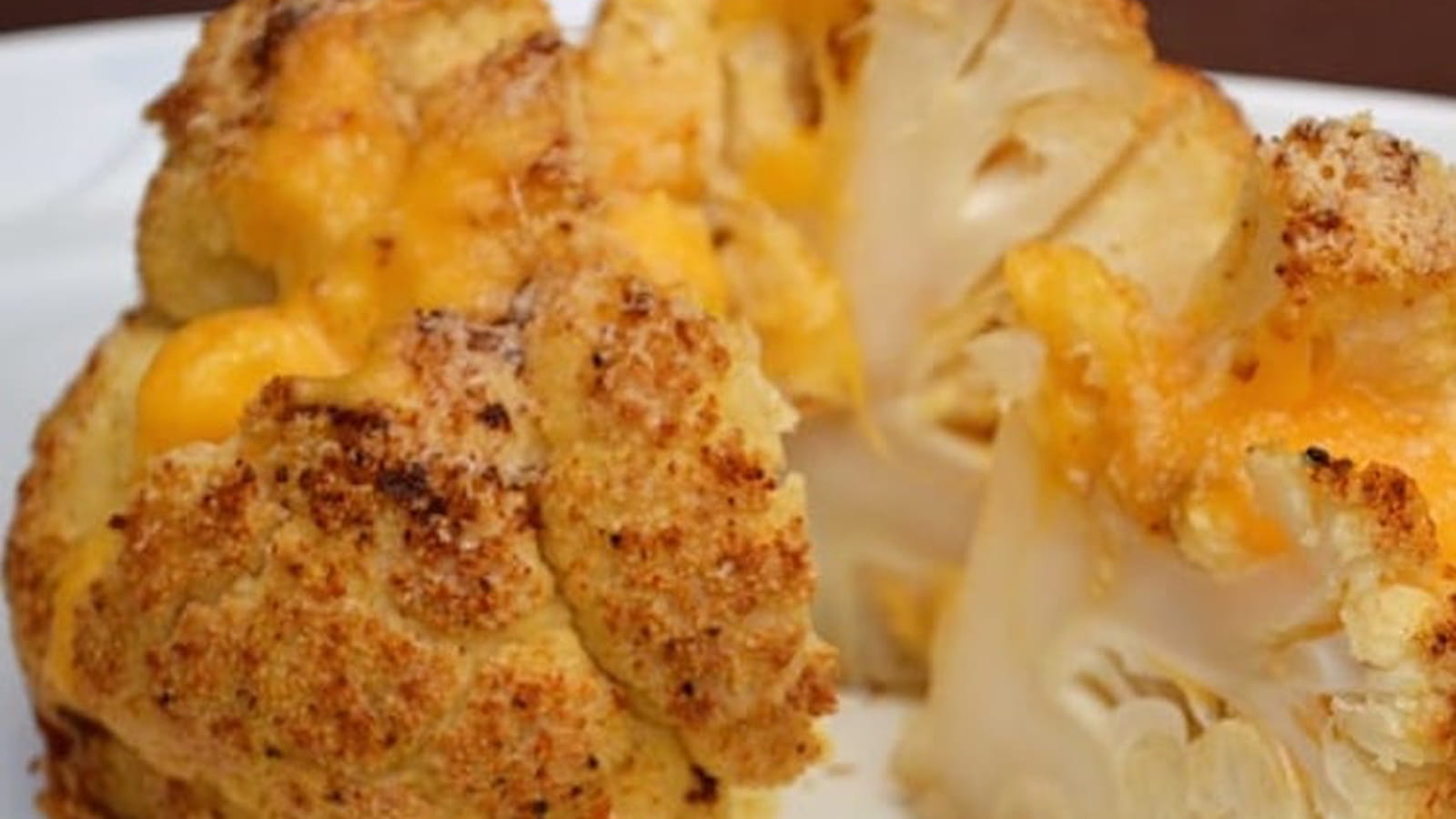 Chou-fleur entier rôti au paprika et curry, parmesan et cheddar