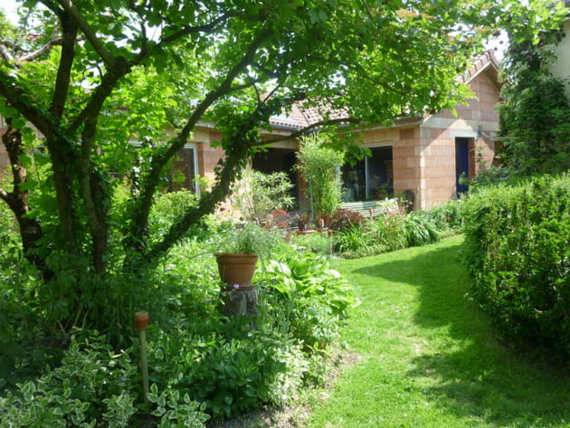 Des all&eacute;es de jardin marqu&eacute;es par l'abondance