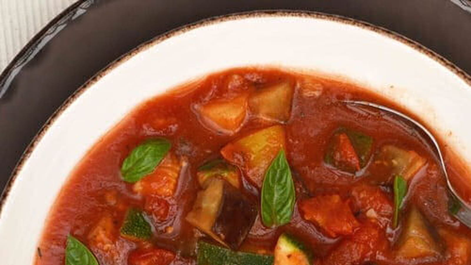 Soupe de ratatouille avec aubergines, poivrons et courgettes