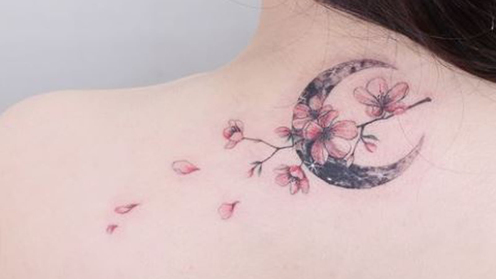 Fleurs de cerisier et lune sous la nuque