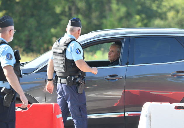 Monseigneur Di Falco arrive aux obsèques d'Alain Delon : "Le Christ t'aime !"