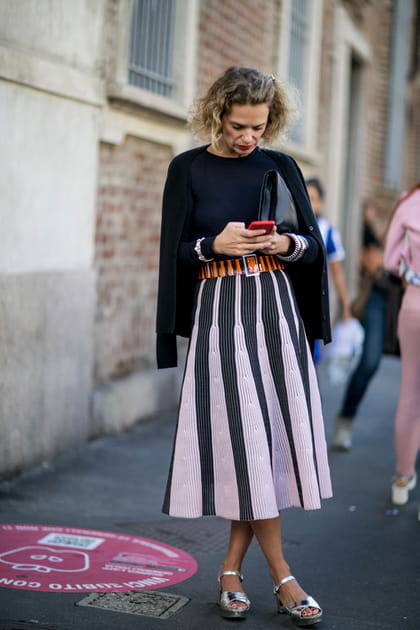 Street style &agrave; Milan : plis de jupe en trompe-l'&oelig;il
