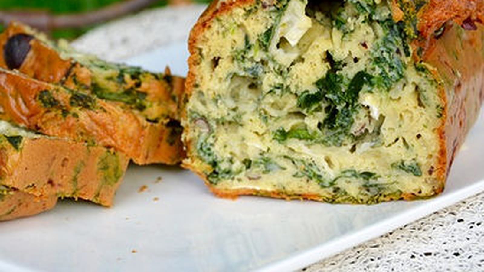 Cake au fromage de chèvre, noisettes et épinards