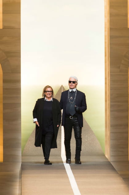 Karl Lagerfeld, acclam&eacute; au d&eacute;fil&eacute; Fendi