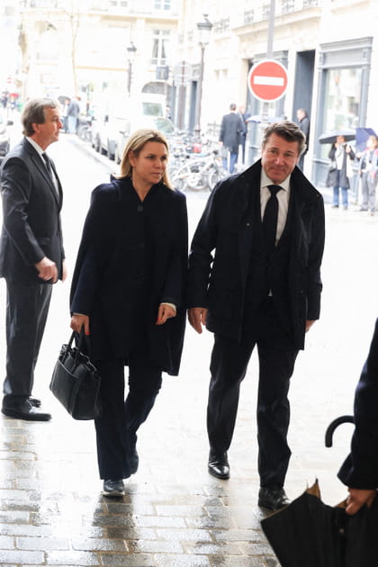 Laura Tenoudji et Christian Estrosi arrivent aux obsèques de Frédéric Mitterrand