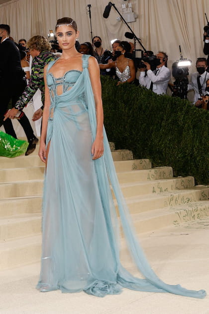 Taylor Hill en Atelier Versace