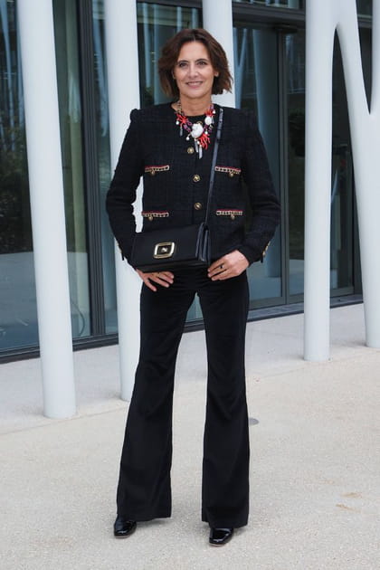 Inès de la Fressange en veste de tweed et collier fantaisie