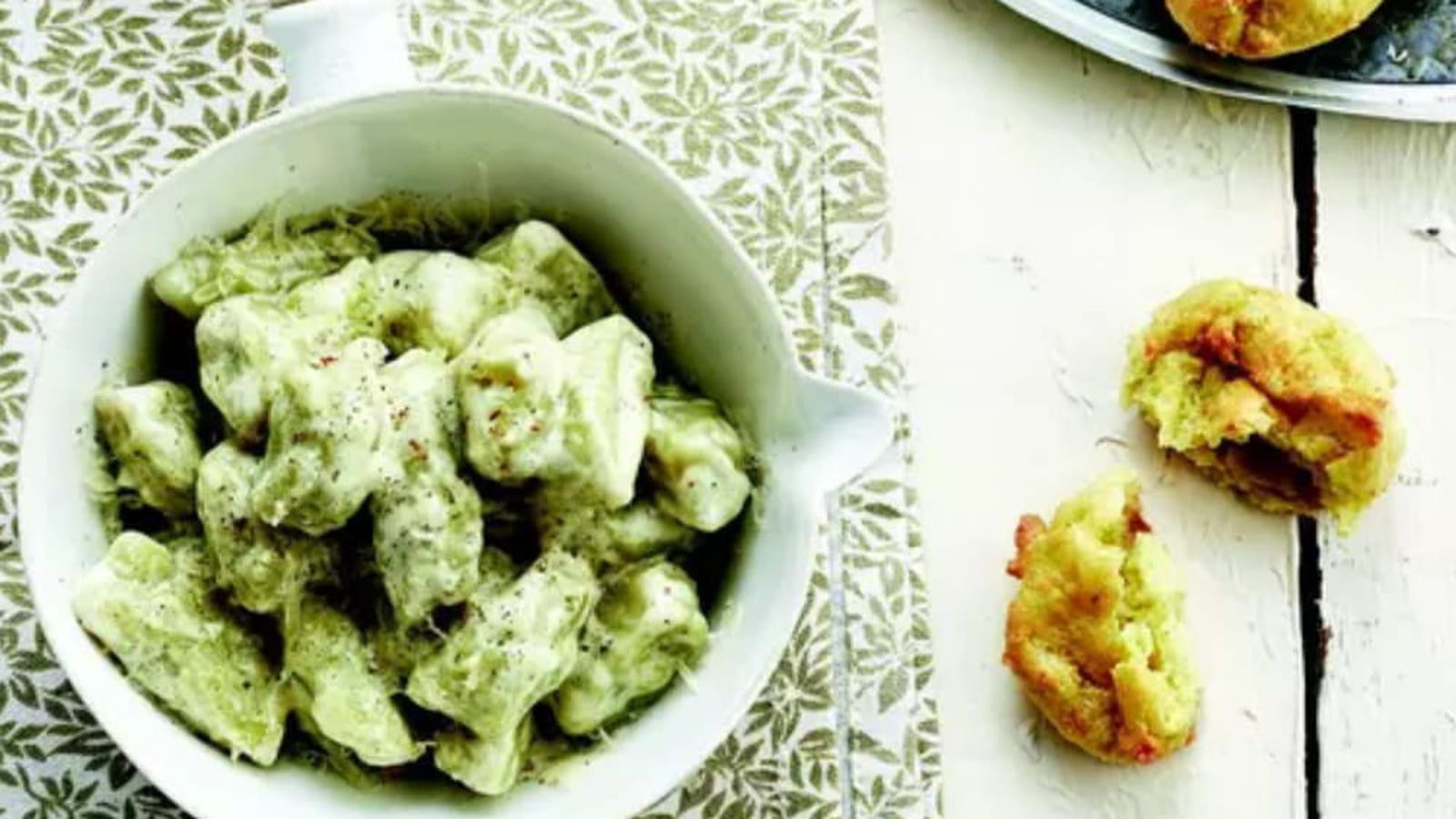 Chouquettes de cosses de petits pois au parmesan