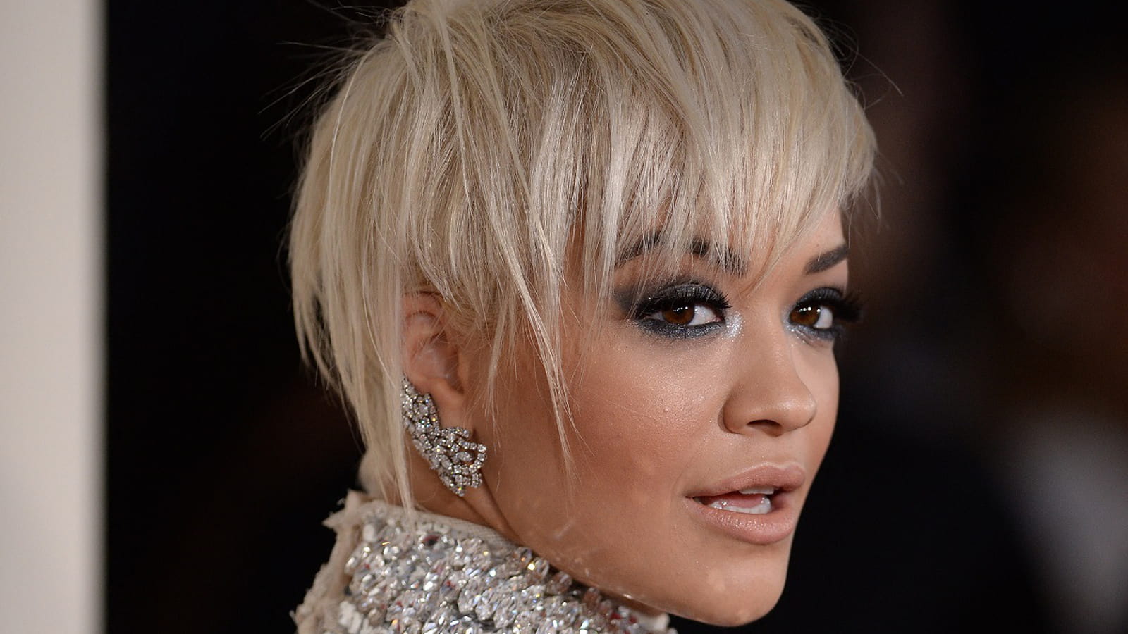 Rita Ora, cheveux courts
