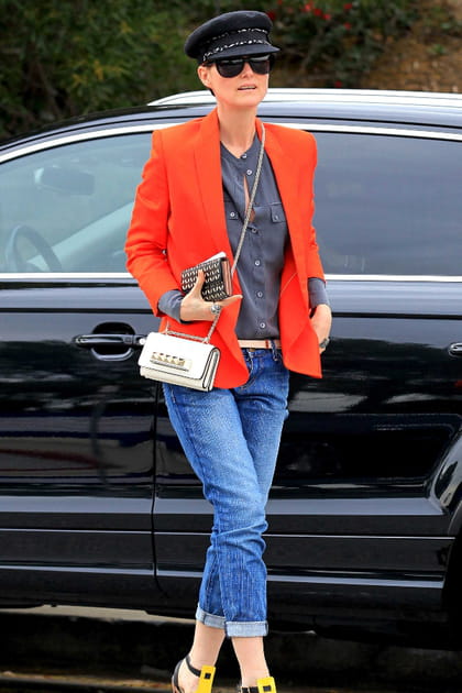 Læticia Hallyday en blazer rouge et jean retroussé