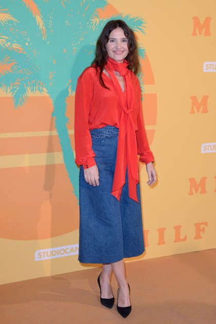 Virginie Ledoyen en jupe en jean et blouse orange