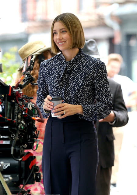 Jessica-Biel-carré-droit