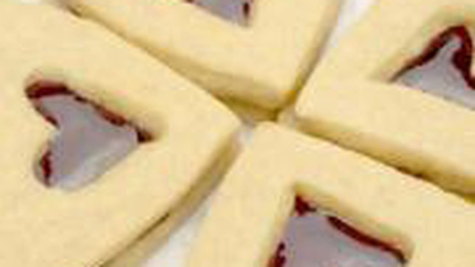 Coeurs sablés au beurre de cacahuète et confiture de cerise