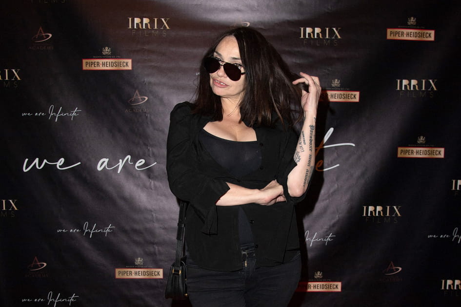 La phrase tatou&eacute;e sur l'avant-bras de B&eacute;atrice Dalle