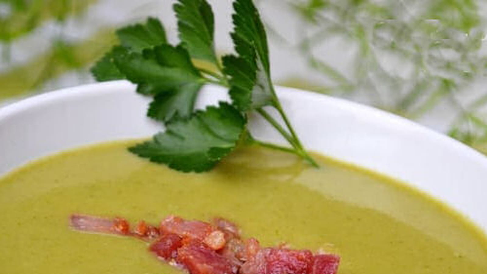 Soupe de brocoli au mascarpone et petits lardons grillés