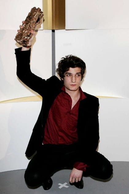 Louis Garrel en costume noir et chemise bordeaux