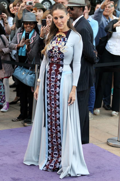 Sarah Jessica Parker en robe blanche &agrave; imprim&eacute;s g&eacute;om&eacute;triques