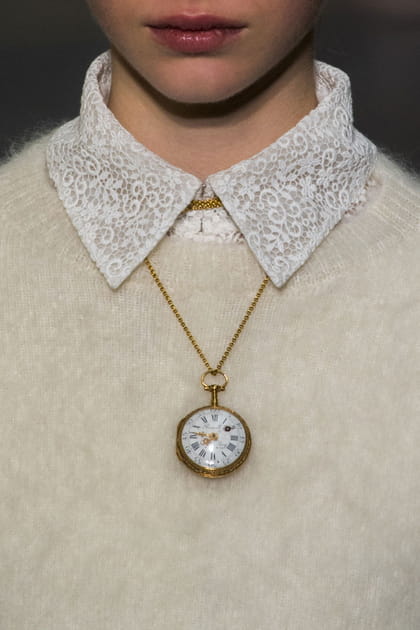 La montre &agrave; gousset pendentif du d&eacute;fil&eacute; John Galliano