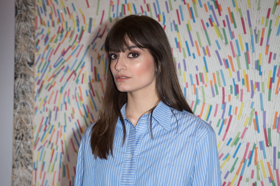 Le teint glowy de Clara Luciani