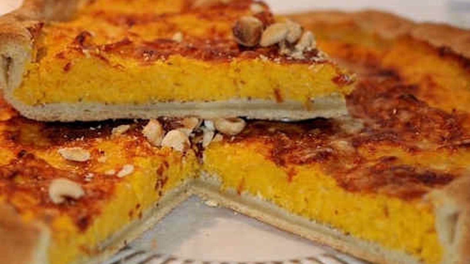 Tarte au potiron, emmental et noisettes