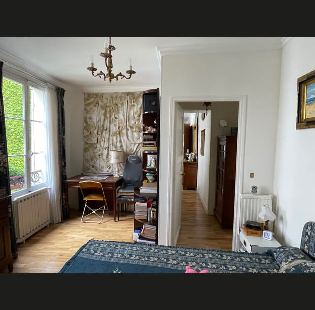Avant&nbsp;: une grande chambre &agrave; la d&eacute;co al&eacute;atoire