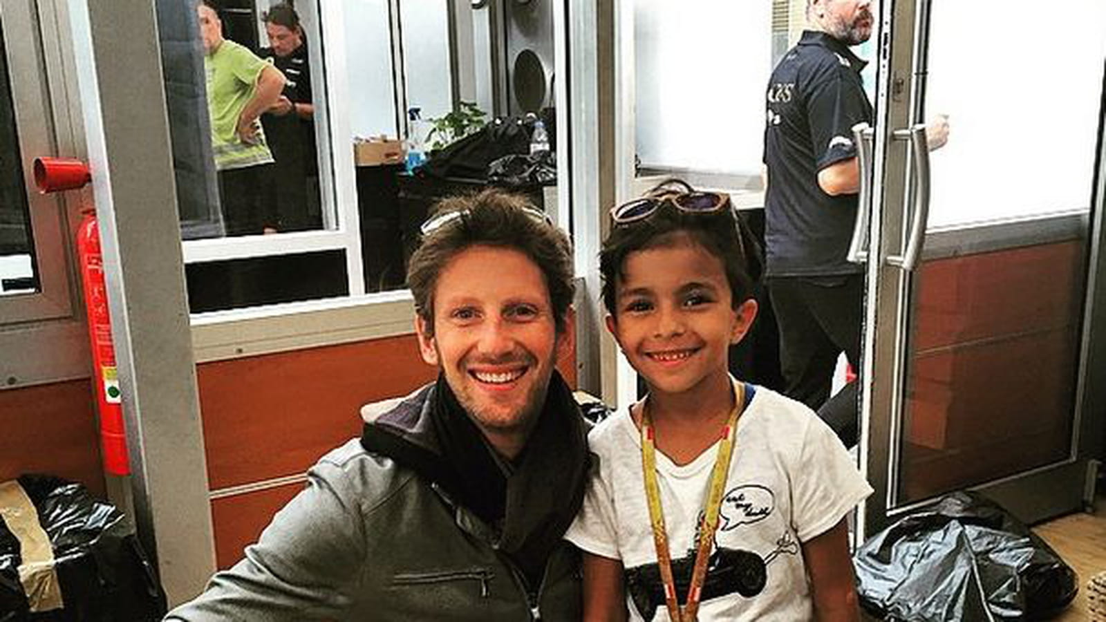 Akrame Benallal et son fils derrière Romain Grosjean
