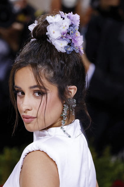 Le chignon fleuri de Camila Cabello