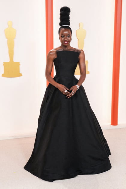 Danai Gurira en robe bustier noire Jason Wu et bijoux Messika