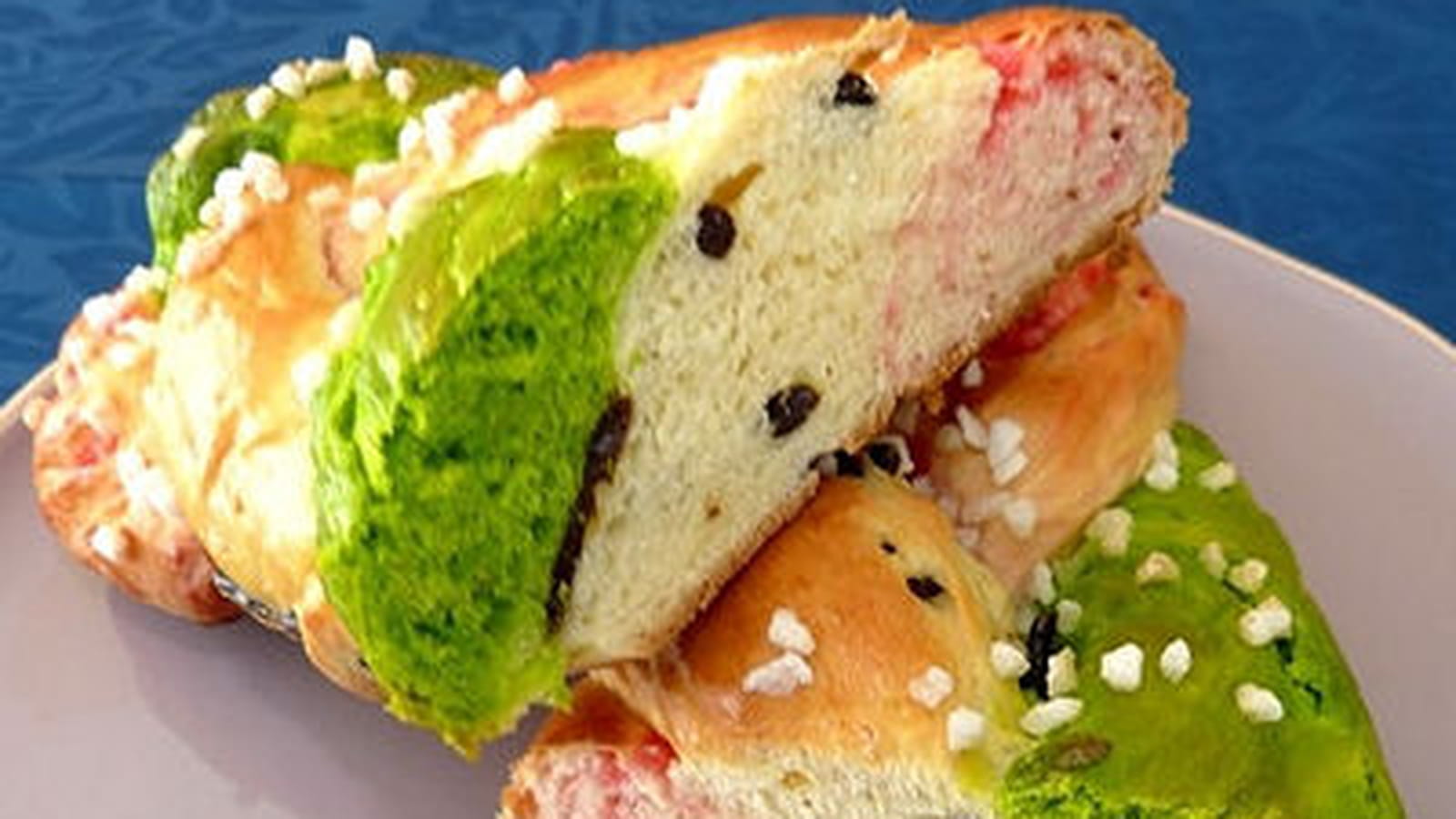 Brioche tressée au réglisse, pralines roses et thé matcha d'Halloween