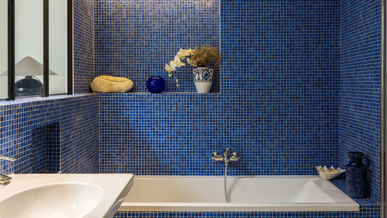 Salle de bains en mosaïques bleues