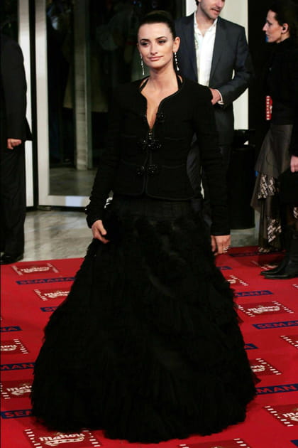 Pen&eacute;lope Cruz en haut structur&eacute; et jupe longue ample noire