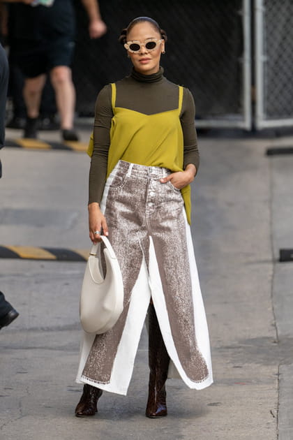 Tessa Thompson en jupe fendue imitation jean et haut kaki et jaune